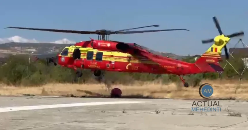 Pădurea din Podeni arde de patru zile. Intervine un elicopter în zonă.