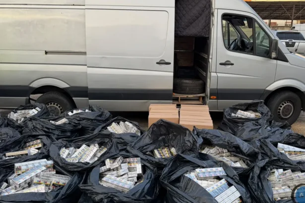 Reținut după ce a ascuns țigări netimbrate în microbuz și nu a oprit la semnalul poliției