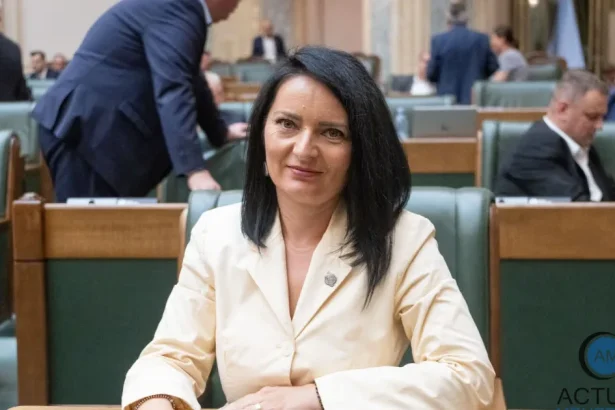 Senatul aprobă uniforma școlară obligatorie.