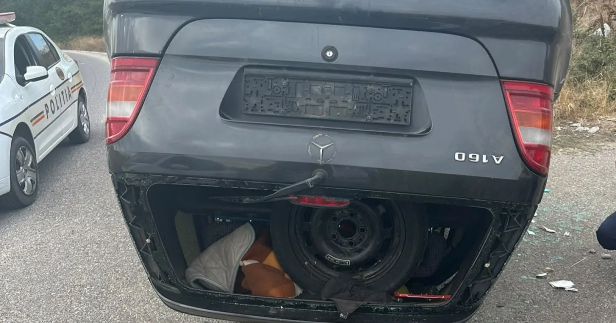 Șofer băut, implicat într-un accident soldat cu răsturnarea mașinii.