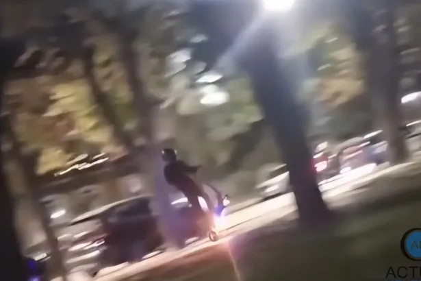 Tânăr pe trotinetă, prins pe o roată, cu viteză, pe bulevardul Carol