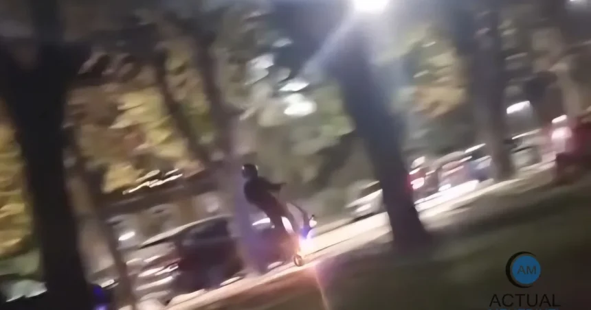 Tânăr pe trotinetă, prins pe o roată, cu viteză, pe bulevardul Carol