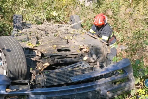 Accident cumplit în Hotărani: autoturism răsturnat în afara șoselei, patru victime