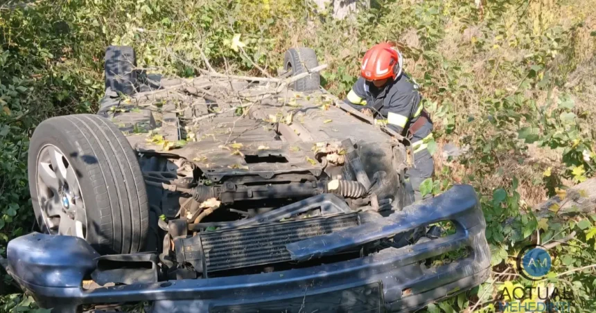 Accident cumplit în Hotărani: autoturism răsturnat în afara șoselei, patru victime