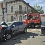 Accident în intersecția Traian–Mihai Eminescu: trei mașini implicate, două victime.