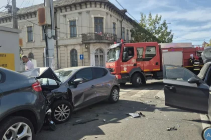 Accident în intersecția Traian–Mihai Eminescu: trei mașini implicate, două victime.