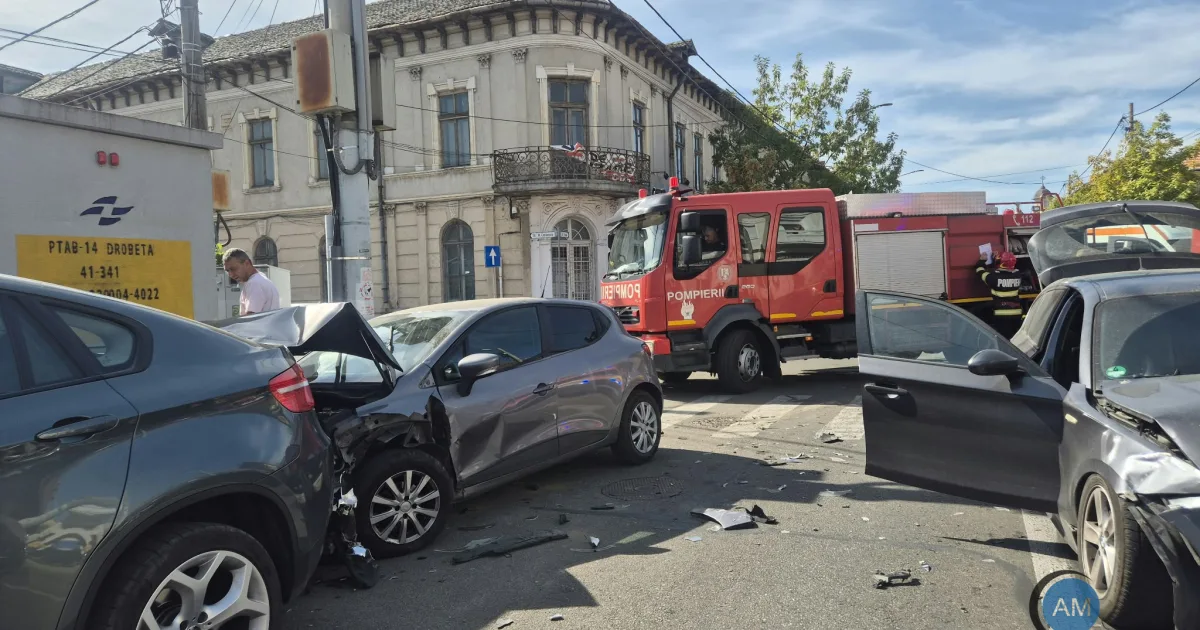 Accident în intersecția Traian–Mihai Eminescu: trei mașini implicate, două victime.
