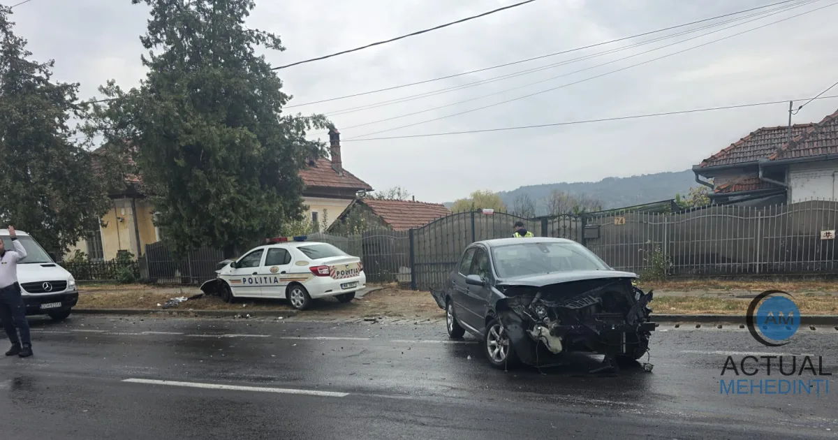Accident pe DN 6 în Strehaia: autospecială de poliție lovită de un șofer de 78 de ani