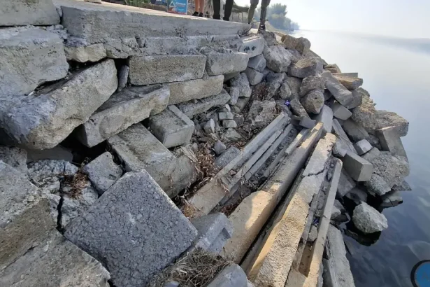 Amenajare neautorizată în albia Dunării, descoperită la Gogoșu. Autor necunoscut.
