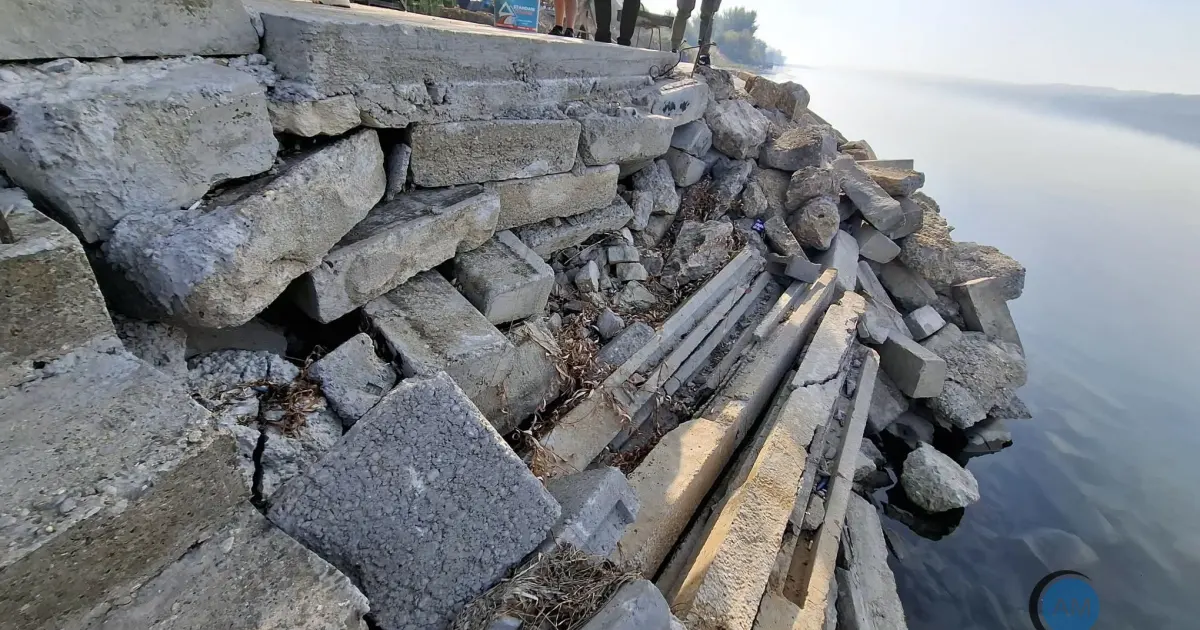 Amenajare neautorizată în albia Dunării, descoperită la Gogoșu. Autor necunoscut.