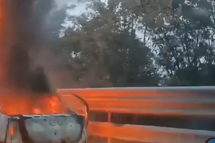 Autoturism cuprins de flăcări pe DN 56A, pe dealul Stârmina