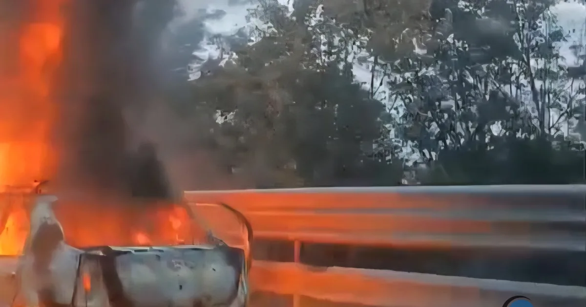 Autoturism cuprins de flăcări pe DN 56A, pe dealul Stârmina