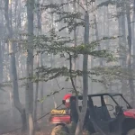 Incendii în Podeni și Crivița-Lazuri: două elicoptere Black Hawk sprijină pompierii
