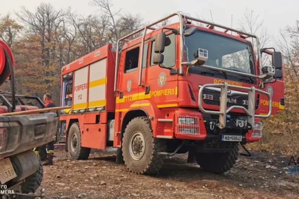 Pompierii mehedințeni intervin și astăzi pentru stingerea incendiului din zona Podeni