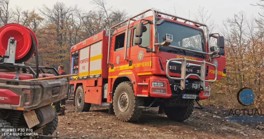 Pompierii mehedințeni intervin și astăzi pentru stingerea incendiului din zona Podeni